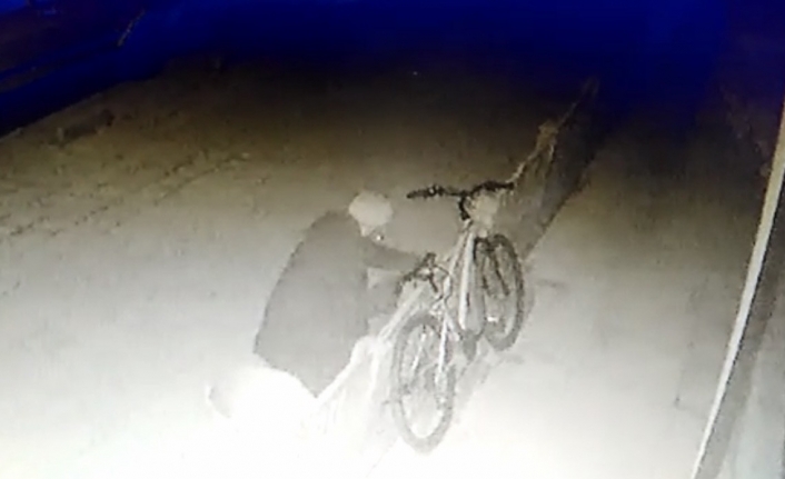 Konya’da Bisiklet Hırsızı Güvenlik Kamerasına Yakalandı!