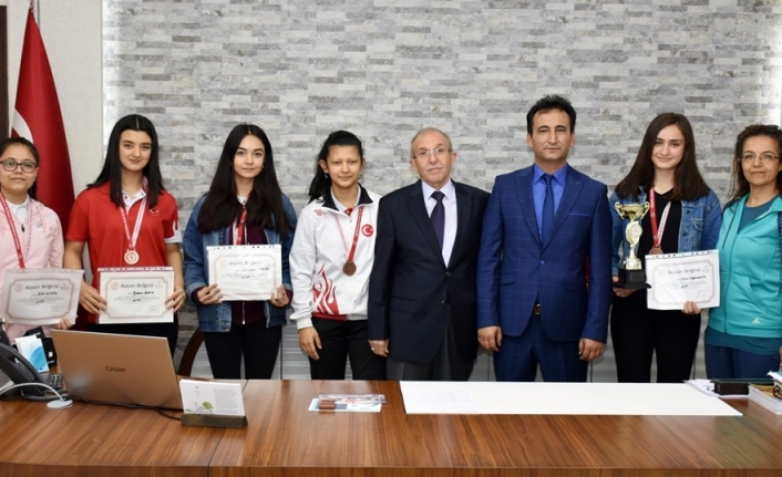Karaman Anadolu Lisesinin Genç Kızlarından Badmintonda Türkiye Derecesi