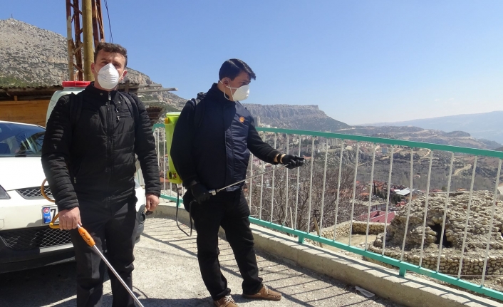 Karaman’da İki Muhtar Mahallelerini Kendi İmkanları İle Dezenfekte Etti  