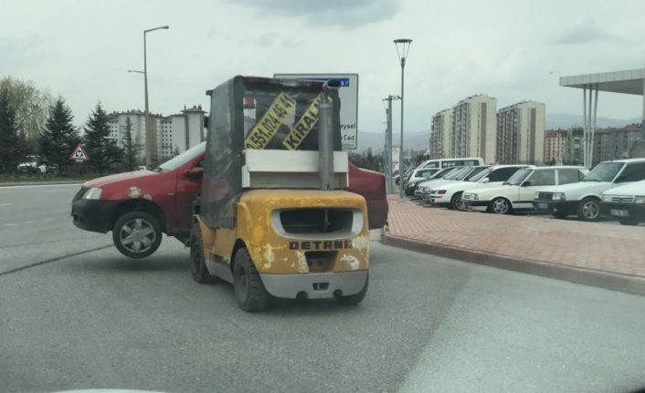 Konya`da Forklift İle Caddede Otomobil Taşıdı