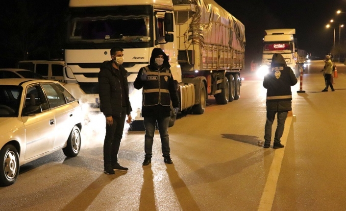 Karaman Polisi, Mersin ve Konya’ya Giden Sürücüleri Yasak Konusunda Uyardı