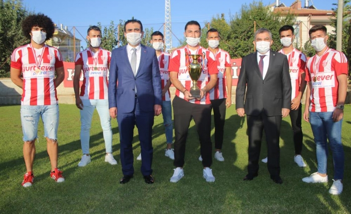 Şampiyon Karaman Belediyespor Kupasını Aldı