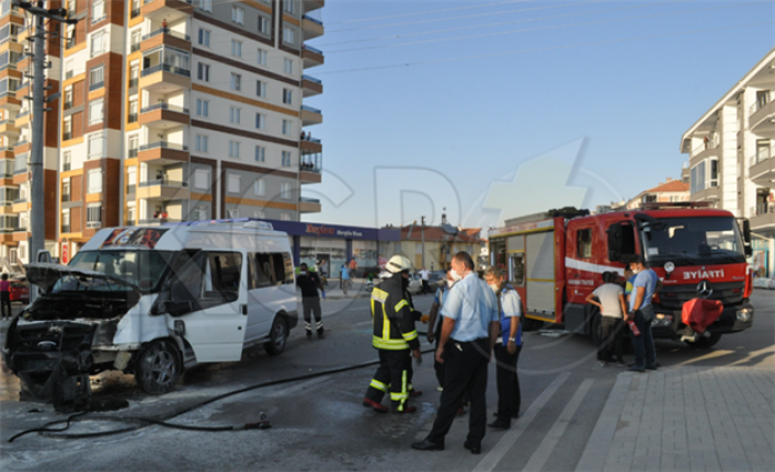 Karaman’da Kaza Yapan Servis Minibüsü Alev Aldı