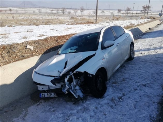 Karaman`da Tekeri Patlayan Otomobildeki 4 Kişi Ölümden Döndü