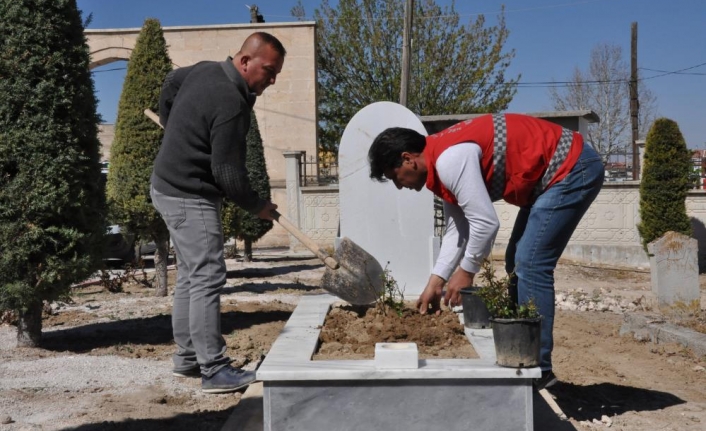 Hayırsever Mermerciler Kimsesizlerin Mezar Taşlarını Yapıyor
