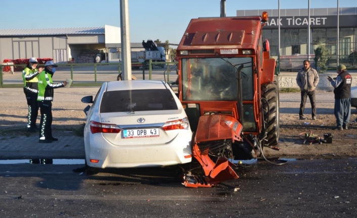 Kavşakta Tırın ve Otomobilin Çarptığı Traktör İkiye Bölündü: 1 Ölü, 2 Yaralı