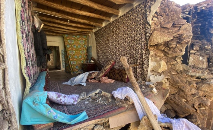 Depremde Evde Otururken Yan Odasının Duvarı Yıkıldı