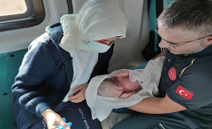 Hastane Yolunda Doğum Sancıları Başlayan Anne, Ambulansta Doğum Yaptı