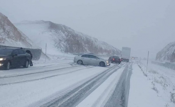 Karaman’a 170 Kilometre Uzaklıkta Olan Niğde’de Kar Yağışı