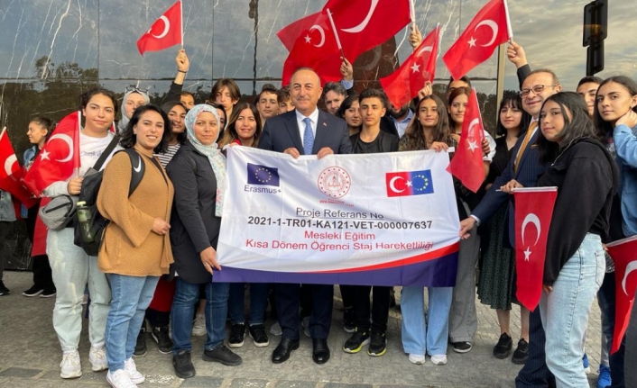 Karamanlı Öğrencilerden Bakan Çavuşoğlu ve Büyükelçi Bağış’a Sürpriz Ziyaret