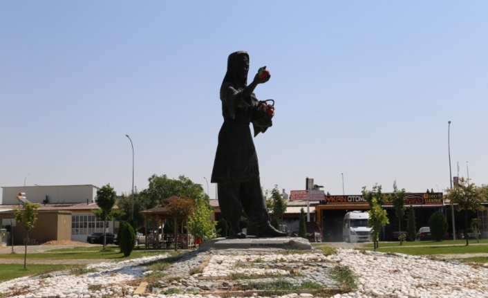 Karaman’ı Simgeleyen Anıt ve Figürler Şehri Süslüyor