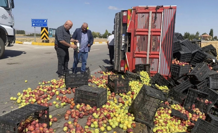 Karaman’da Elma Yüklü Kamyon Devrilerek Yoldan Çıktı