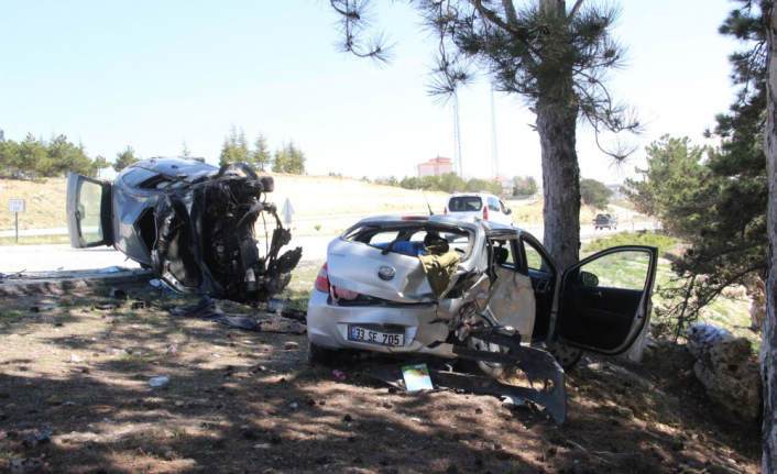 Duran Otomobile Başka Bir Otomobil Arkadan Çarptı: 2’si Ağır 6 Yaralı