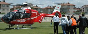 Ambulans Helikopter Balkondan Düsen Polis Için Havalandi
