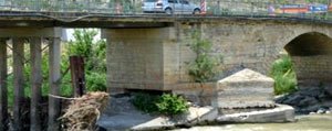  Ayagi Çöken Tarihi Köprü Ulasima Kapatildi  