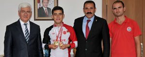 Vali Murat Koca Basarili Sporculari Ödüllendirdi