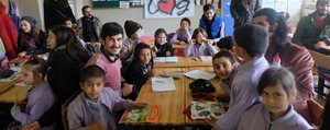 KMÜ Ögrencilerinden Köy Okuluna Kütüphane Yardimi