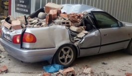 Şiddetli Rüzgârda Yıkılan Baca, Otomobilin Üzerine Düştü