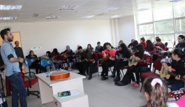 Gençlik Merkezinin Gitar Eğitimleri Yoğun İlgi...
