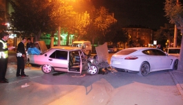 Otomobil Park Halindeki Lüks Araca Çarptı: 2 Yaralı