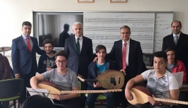 Vali Tapsız’dan Türk Halk Müziği Korosuna Sürpriz...