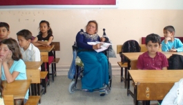 Engelli Kadın İlkokul Öğrencileriyle Okumayı...