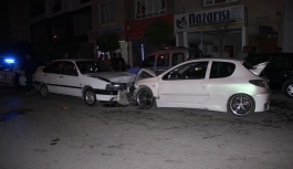 İki Otomobil Kafa Kafaya Çarpıştı: 9 Yaralı
