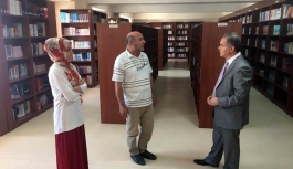 Vali Tapsız’dan Türkoloji Merkezi Türkçe Kütüphanesine...