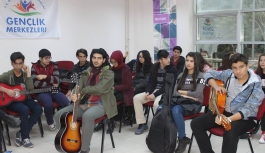 Gençlik Merkezi’nde Gitar Eğitimleri Devam Ediyor