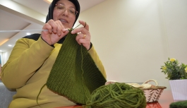 Karamanlı Kadınlar Mehmetçik'e Boyunluk Ördü