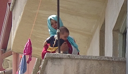 İki Çocuğuyla Balkonda Mahsur Kalan Afgan Kadını...