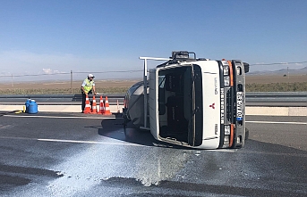 Karaman’da Devrilen Kamyonetteki Süt Yola Döküldü