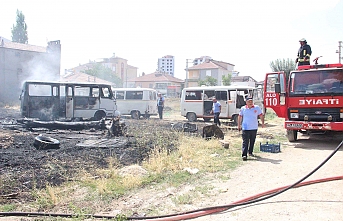Hurda Minibüslerin Konduğu Boş Arsada Yangın Çıktı