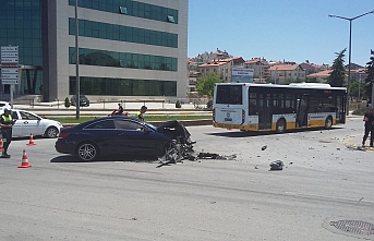 Lüks Otomobil, Belediye Otobüsü İle Çarpıştı