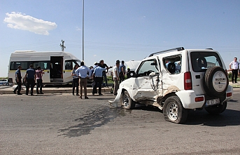 Servis Minibüsü İle Otomobil Çarpıştı: 8 Yaralı