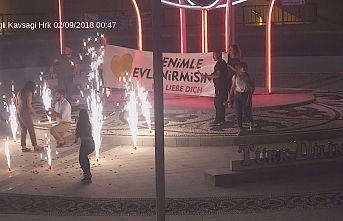 Kavşakta Yapılan Evlilik Teklifi Şehir Polis Kamerasına...