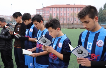 Yarı Final Maçı Öncesi Kitap Okudular