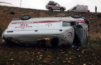 Ambulans Şarampole Devrildi: 3 Yaralı 