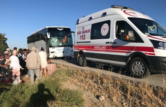 Tur Otobüsü Bariyerlere Çarptı: 5 Yaralı 
