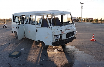 Karaman'da Minibüsler Çarpıştı: 15 Yaralı