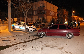Karaman’da Otomobil Polis Aracına Çarptı: 3’ü Polis 4 Yaralı