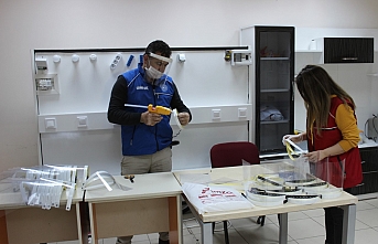 Karaman Gençlik Merkezi Siperlik Maske Üretiyor