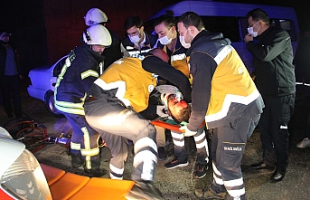 Karaman’da Servis Minibüsü İle Otomobil Çarpıştı: 5 Yaralı