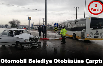 Otomobil Belediye Otobüsüne Çarptı: 2 Yaralı 