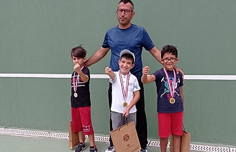 Karaman Tenis Takımı Madalyalarla Döndü