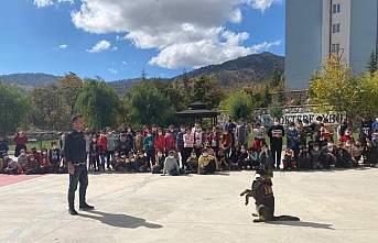 Jandarma’dan Öğrencilere Narko Köpekli Gösteri