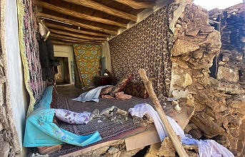 Depremde Evde Otururken Yan Odasının Duvarı Yıkıldı